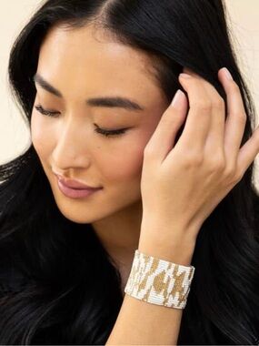 NEW Brooklyn Renee Bracelet Plunder Stretch Gold White Beaded